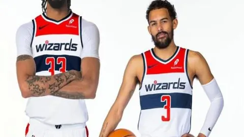 黄蜂队主帅强调三名球员防守关键，贡献卓著。